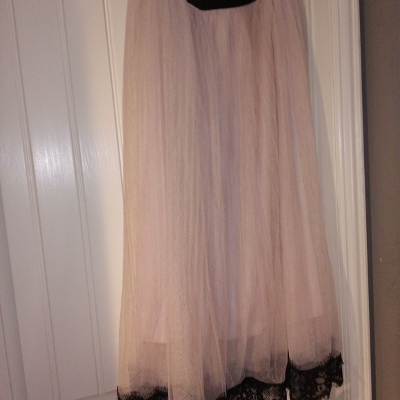 Gorgeous lace skirt with nice lace trim. - Picture 3 of 6